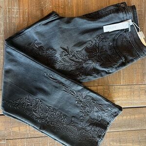 Chicos so slimming size 2.5 or 14

Girlfriend flair, embroidered jeans